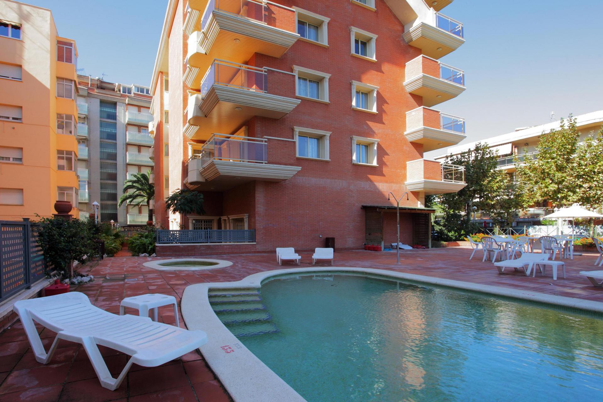 Outdoor pool, children's pool and solarium area